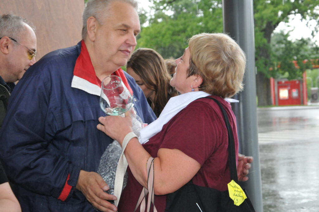 Atbraucēji sirsnīgi ar apskāvieniem un piemiņas suvenīriem sveica Amatierteātru svētku māksliniecisko vadītāju Aivaru Ikšeli.