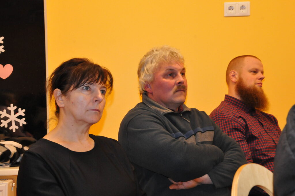 Viena no aktīvākajām diskusijas dalībniecēm Sarmīte Lukovska vietējai izpildvarai ieteica vērīgāk izturēties pret nodokļu maksātāju naudu un sekot līdzi Ērģemes pagasta centra apgaismojuma regulēšanai. Šo tikšanos apmeklēja arī Ērģemes pagasta iedzīvotājs Andris Jūgs (vidū). Starp klātesošajiem bija arī Valkas novada pašvaldības opozīcijas deputāts Aigars Roga.