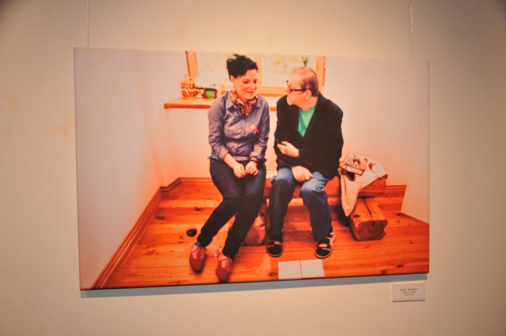 Viens no Valkas novada mākslinieku izstādes darbiem ar nosaukumu “Mirklis” bija Dinas un Nila Smelteru veltījums laikraksta “Ziemeļlatvija” ilggadējam žurnālistam un fotogrāfam, nu jau aizsaulē aizgājušajam Aldim Mārim Dubļānam.