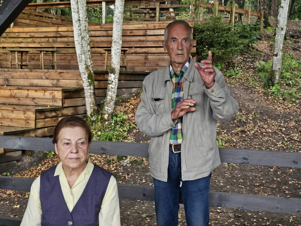 Viesmīlīgie Ārija un Austris Salmiņi abi pēc profesijas ir ķīmiķi. Austris visu savu darba mūžu veltījis slavenajai Līgatnes papīrfabrikai, bet Ārija strādājusi ķiveru ražotnē.