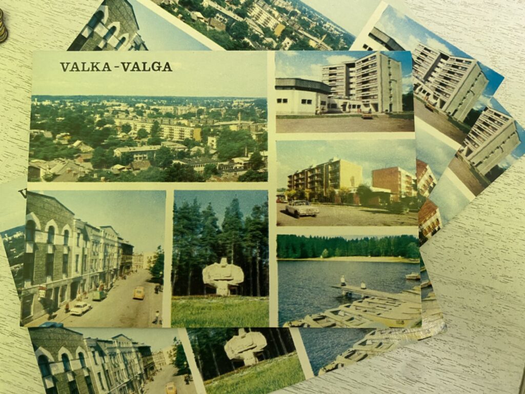 Valkas novada Centrālajā bibliotēkā novadpētniecības izstādē “Valkai – 440. Atceroties pilsētas 400. dzimšanas dienu” apskatāmi dažādi suvenīri Valkas un Valgas 400 gadu jubilejas svinībām.
Autors: FOTO: INGA KARPOVA