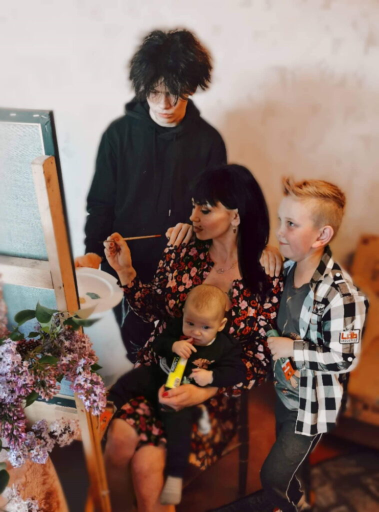 Justīne Lasenberga un viņas trīs dēli – Francis, Jurģis un pastarītis Ernests ir vienota komanda, kur viens otru sargā, atbalsta un stiprina.
Autors: Foto: No personīgā arhīva