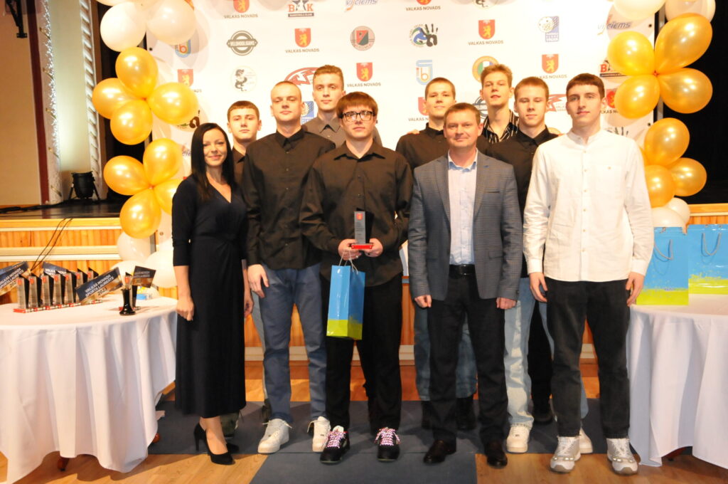 Titulu “Sporta laureāts 2023” Valkas novada bērnu – jaunatnes sporta skolas U17 basketbola komanda saņēma par 1. vietas izcīnīšanu Latvijas Jaunatnes basketbola līgas U17 Nacionālajā līgā. Kopā ar basketbolistiem uzvaras prieku izbauda arī treneris Artjoms Tiniakovs (pirmajā rindā otrais no labās) un novada pašvaldības priekšsēdētāja Gita Avote.