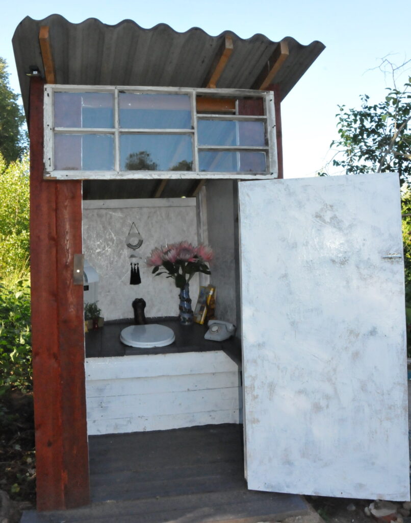 Kamēr jaunie saimnieki mājā nav ievilkuši kanalizāciju un izremontējuši vannasistabu, tikmēr Gatis uzmeistarojis amizantu sirsniņmājiņu ar logu, kā paši smejas, ar skatu uz Eiropu.