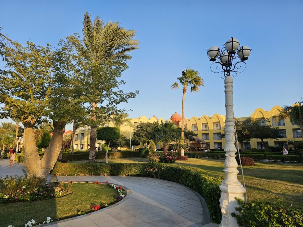 Viesnīca bija ļoti liela. Aprēķinājām, ka viesnīcā uzturējās apmēram 3000 viesu, kā maza pilsēta. No viesnīcas reģistratūras līdz mūsu numuriņam bija jāiet nepilns kilometrs, bija iespaidīgi. Teritorija ir skaisti iekopta ar eksotiskiem kokiem un krāšņām puķēm.