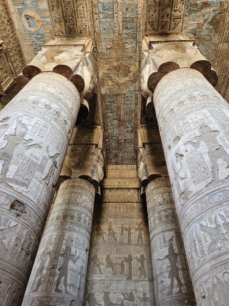 Dievietes Hatoras templis, Dendera. Ēģiptes arhitektūras un mākslas sasniegumu paraugs, kas demonstrē reliģiskas, kultūras un vēsturiskas nozīmes sajaukumu.