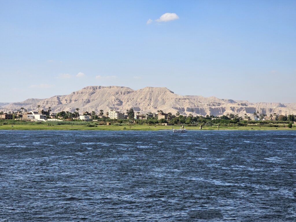 Nīla ir pasaules garākā upe ar auglīgu zemi krastos, kur vietējie nodarbojas ar lauksaimniecību. Tumši zilais ūdens, zaļā daba un tuksneša kalni veido skaistu ainavu.