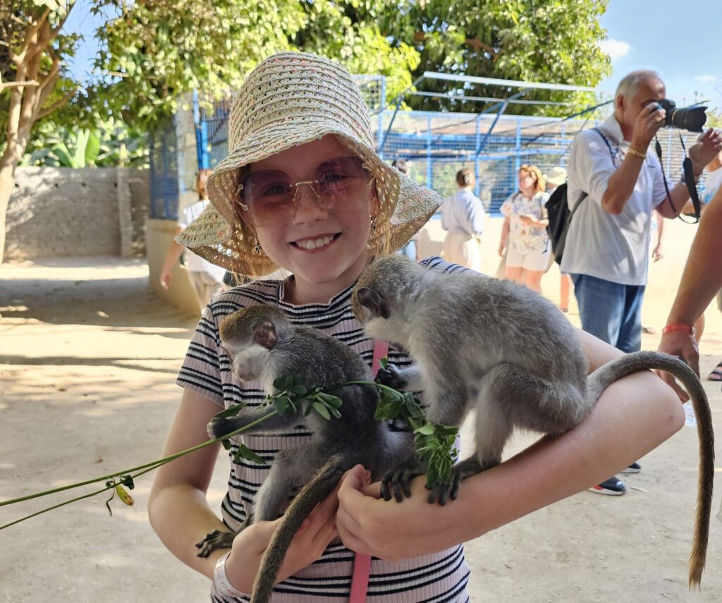 Banānu plantācijas teritorijā par vienu dolāru varēja nobildēties ar maziem pērtiķīšiem.