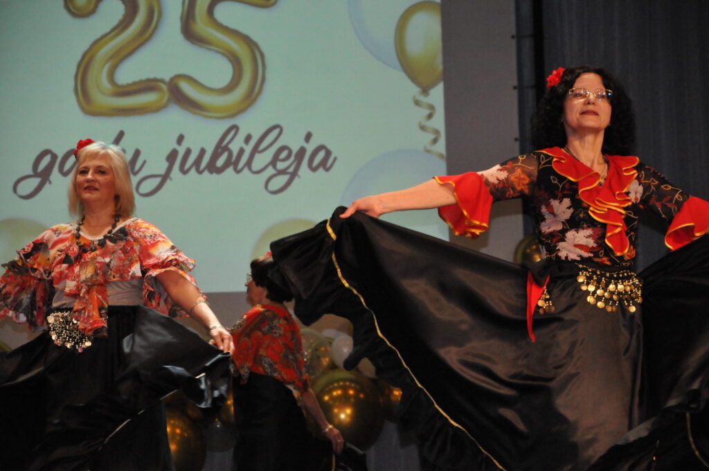 Latvietes prot izdejot ne tikai latviešu tautas temperamentam atbilstošus deju soļus, bet arī pārliecinoši nodejot romu tautas dejas. Uzņēmumā – modes deju grupas “Aija” dalībnieces Ērika Miķelsone (pirmā no labās) un Līga Šveca, kuras kolektīvā dejo visus 25 gadus.