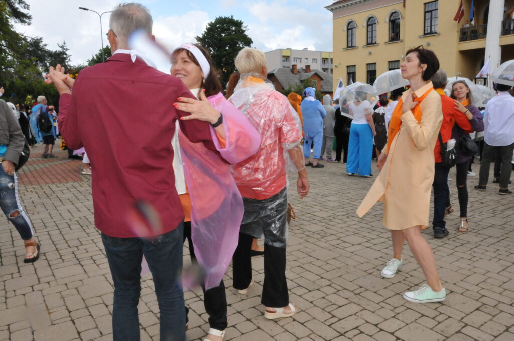 Neskatoties uz pēkšņām lietusgāzēm, svētdien Lugažu laukumā sanākušie dziedāja un dejoja.