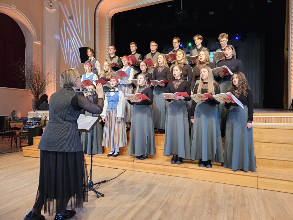 Jauniešu koris “Cimzes kods” koncertā izdziedāja dziesmas no svētku repertuāra. 2. aprīlī viņi piedalīsies Smiltenē koru konkursa II kārtā par dalību svētku noslēguma koncertā “TE – AUST”.