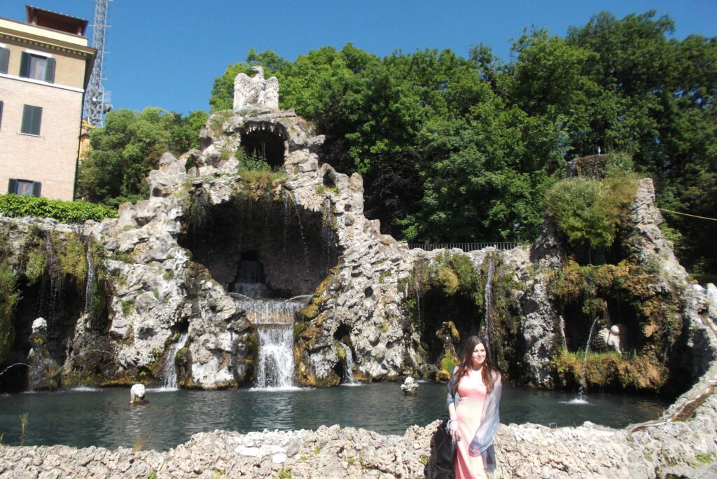 Ērgļa strūklaka. Pār apsūnojušiem šūnakmeņiem burbuļo strautiņš, veidojot ūdenskritumu. Lejā ūdens baseinā zem ūdensrožu lapām draiskuļojas mazi ūdens bruņurupucīši – tas mūsu, tūristu acīm, bet patiesībā strūklaka ir piemineklis brīdim, kad caur akveduktu Vatikāns sāka saņemt ūdeni.