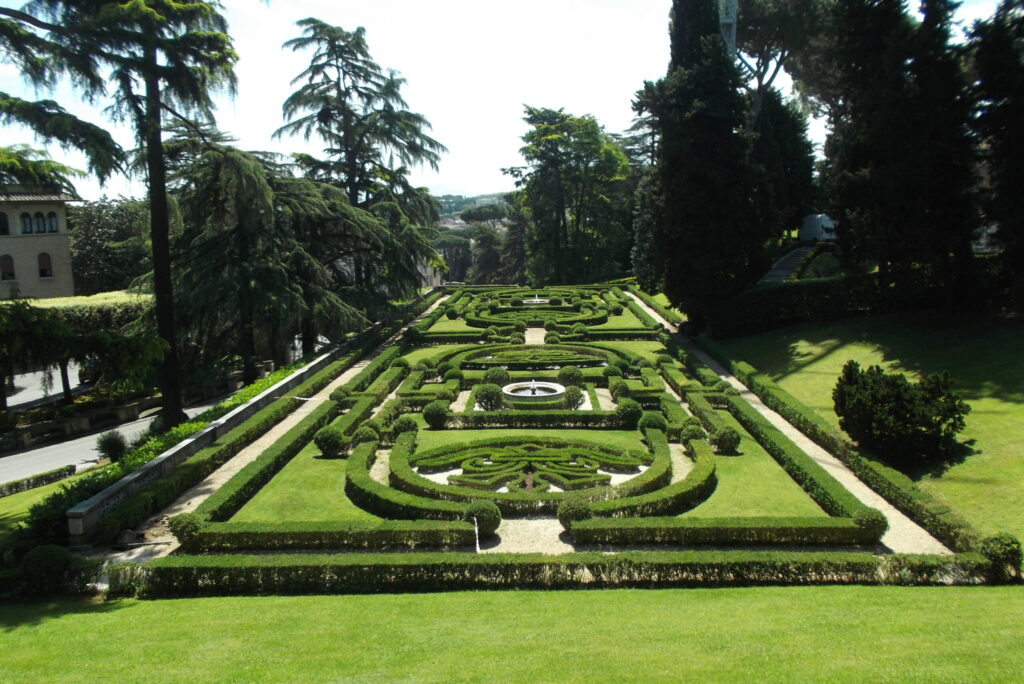 Pa gabalu šis cirpto krūmu parks šķiet kā zaļš, izrakstīts paklājs. Ar rūpību un izdomu tā pārvērsts reiz bijušais atkritumu laukums.