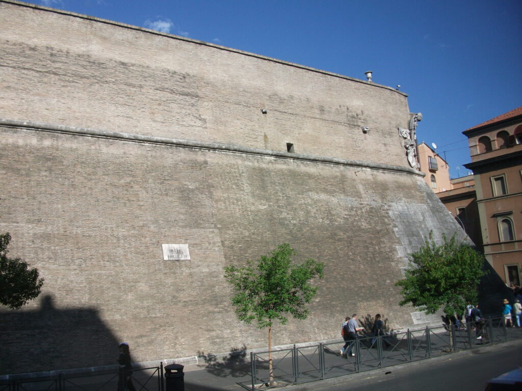 Milzīga, pelēka akmens siena atdala Vatikānu no Romas. Vienlaicīgi tā ir arī Vatikāna valsts robeža.
