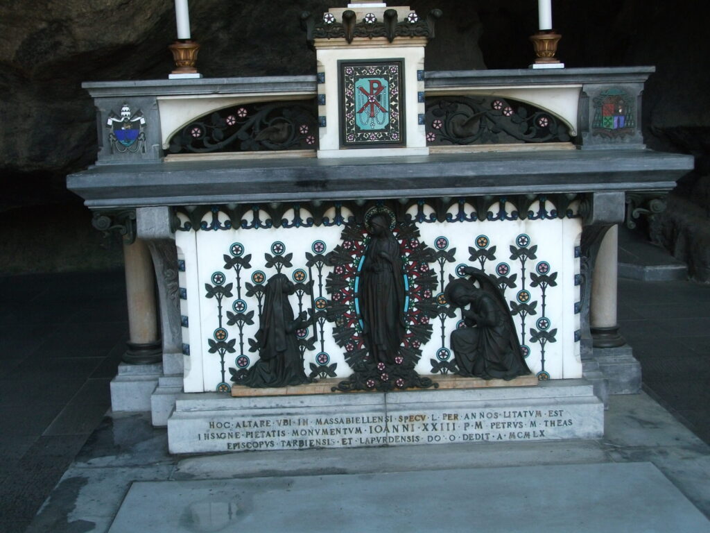 Dārza brīvdabas altāris, pie kura lūdzas arī pāvests pastaigu laikā. Te pie avotiņa pasmeļam arī svēto ūdeni.