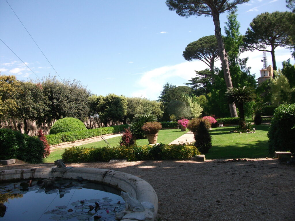 Vatikāna dārzu izkārtojumā uzsvērta simetrija, kārtība un nevainojama dabas sajaukšanās ar arhitektūras elementiem. Plānojums dalās itāļu, franču un angļu dārzu tradīcijās.