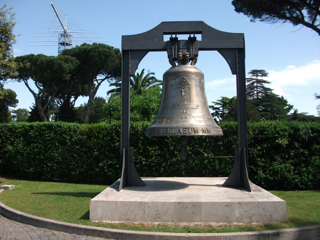 Šis ir īpašs zvans. Tam lemts iezvanīt tikai jauna pāvesta stāšanos amatā. Izņēmums bija tikai šo gadsimtu mija, kad lielais zvans pār Vatikānu un Romu iezvanīja jauno – 21. gadsimtu.