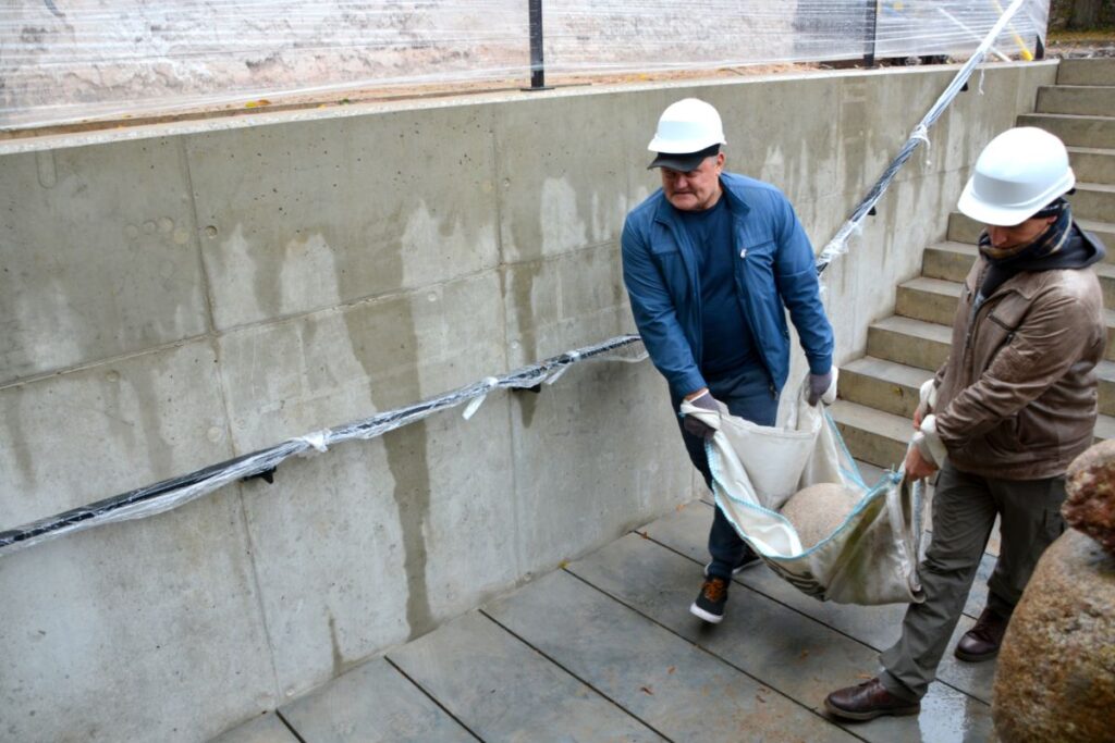 Pirmo eksponātu vēsturniekam Albertam Rokpelnim palīdz ienest svarcēlājs Aleksandrs Kacēvičs.
Autors: Publicitātes foto.