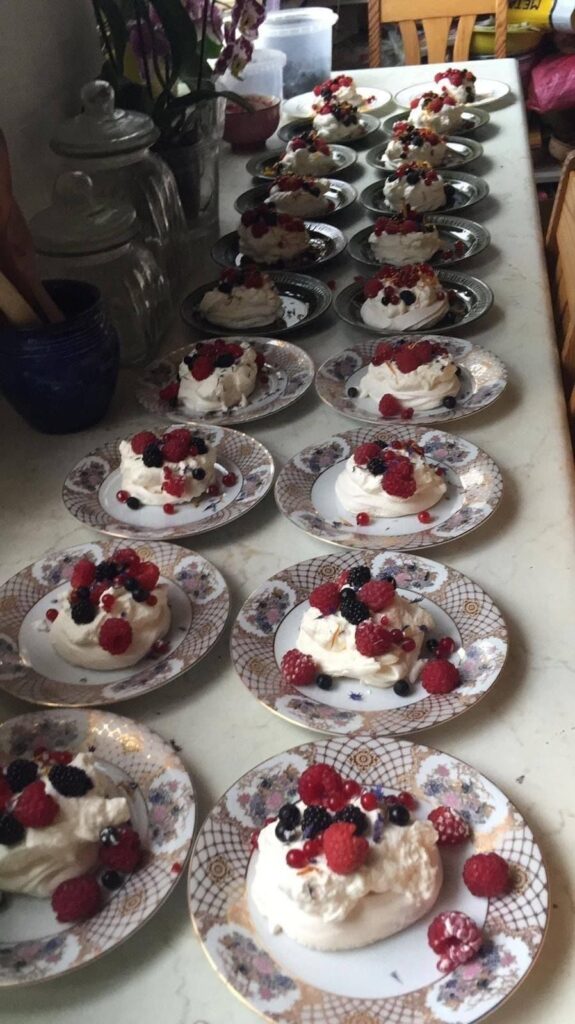 “Ziediņu” saime labprāt savā saimniecībā uzņem tūristu grupas, kurām interesē viss, kas saistīts ar dārzkopību un puķu audzēšanu. Savus ciemiņus Ragžes cienā ar jaunākās meitas Marijas meistarotajām gaisīgajām Pavlovas kūkām, kas top no pašu vistu olām, bet ogu sezonā tiek dekorētas ar pašu audzētām un lasītām ogām.