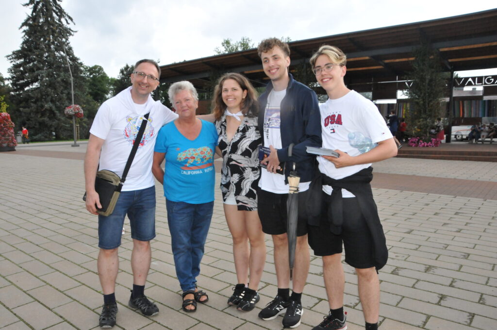 Valku svētkos apmeklēja arī Birmingemas Mazā teātra režisors Ingmārs Čaklais (no kreisās).