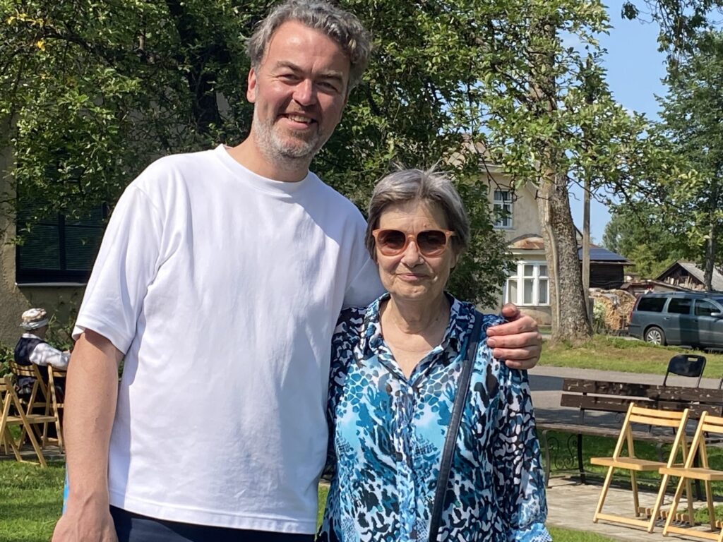 Lai varētu notikt tik skanīgs koncerts, pirms tam nozīmīgu darbu veikusi Valkas novada pašvaldības kultūras dzīves organizatore Līga Lāne un arī RTU kora “Vivere” diriģents Gints Ceplenieks.