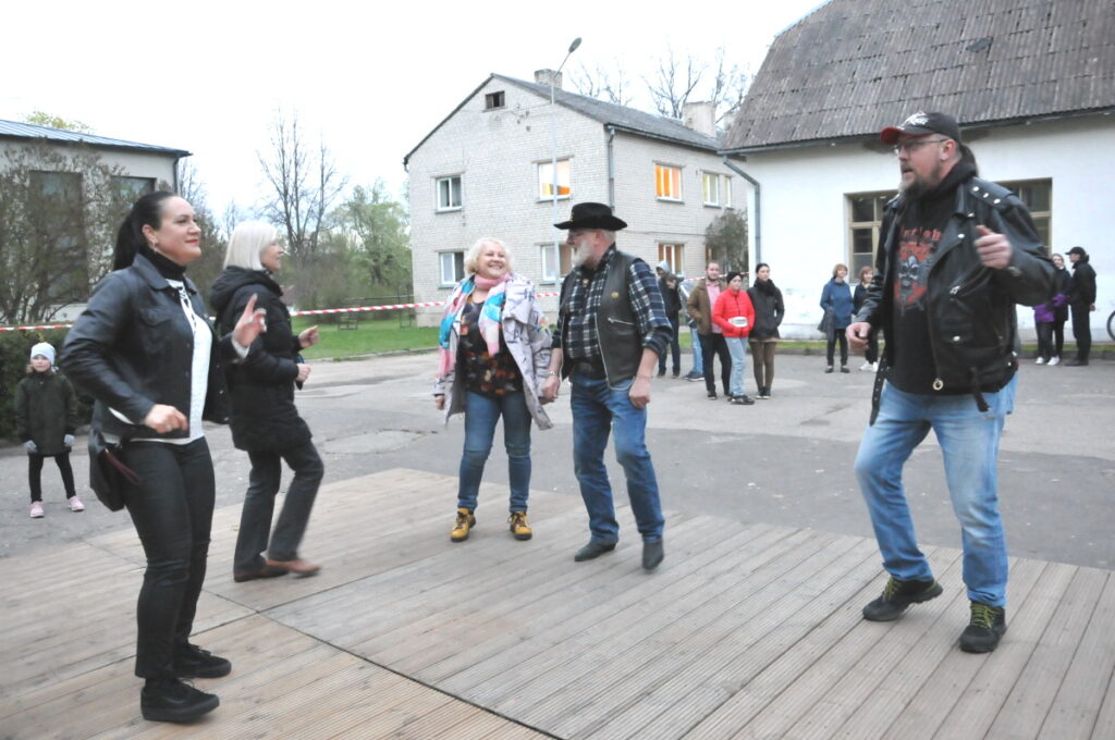 Diskotēkā “Lecam pa vecam!” kājas izlocīja arī vietējie rokeri Ivars Šnuka (no labās) un Harijs Grīslītis ar ģimenēm.
Autors: Foto: Inga Karpova