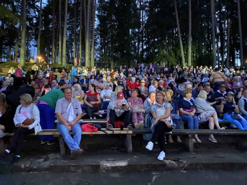 Aizvadītās piektdienas vakara pasākums Valkas brīvdabas estrādē pulcēja ne tikai amatierteātru kolektīvu dalībniekus, bet arī Valkas un tuvējo novadu iedzīvotājus.