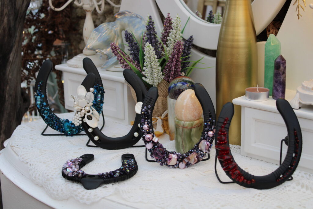 Egitas iekārtotajā siltumnīcā var apskatīt arī viņas darinātos laimes pakaviņus.