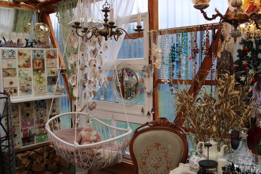 Egitas iekārtotajā siltumnīcā var pašūpot šūpulī pavisam mazos līdznācējus, ja tādi ir.