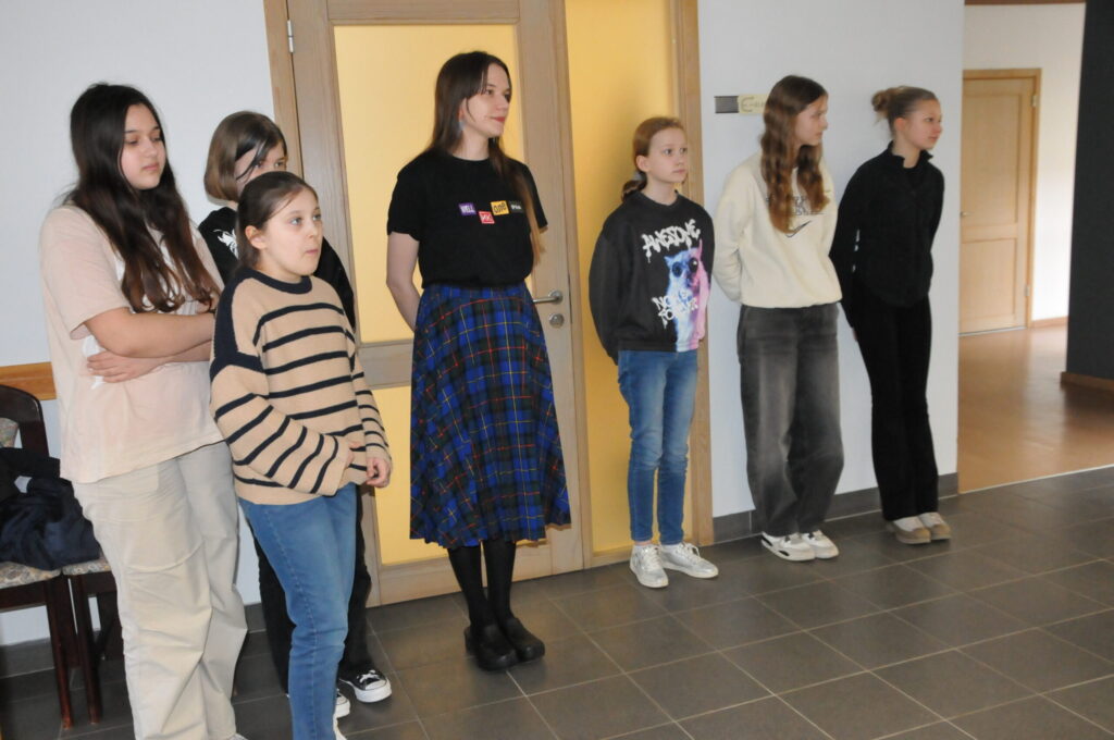 Lieldienu dekoru apgleznošanā skolotājas Elīnas Tederes vadībā piedalījās arī kaimiņpilsētā Valgā dzīvojošie igauņu, ukraiņu un krievu tautības bērni.