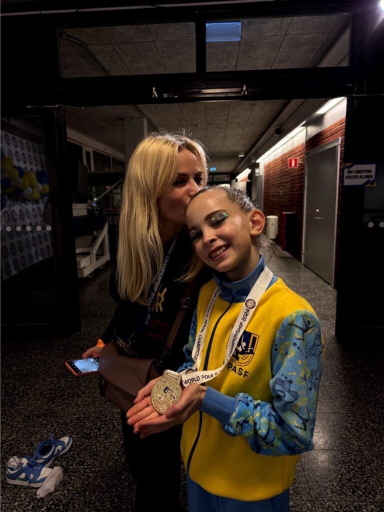 Foklas mamma Aleksandra visu savu laiku un enerģiju velta ģimenes jaunākās atvases ambiciozo sportisko mērķu sasniegšanai.