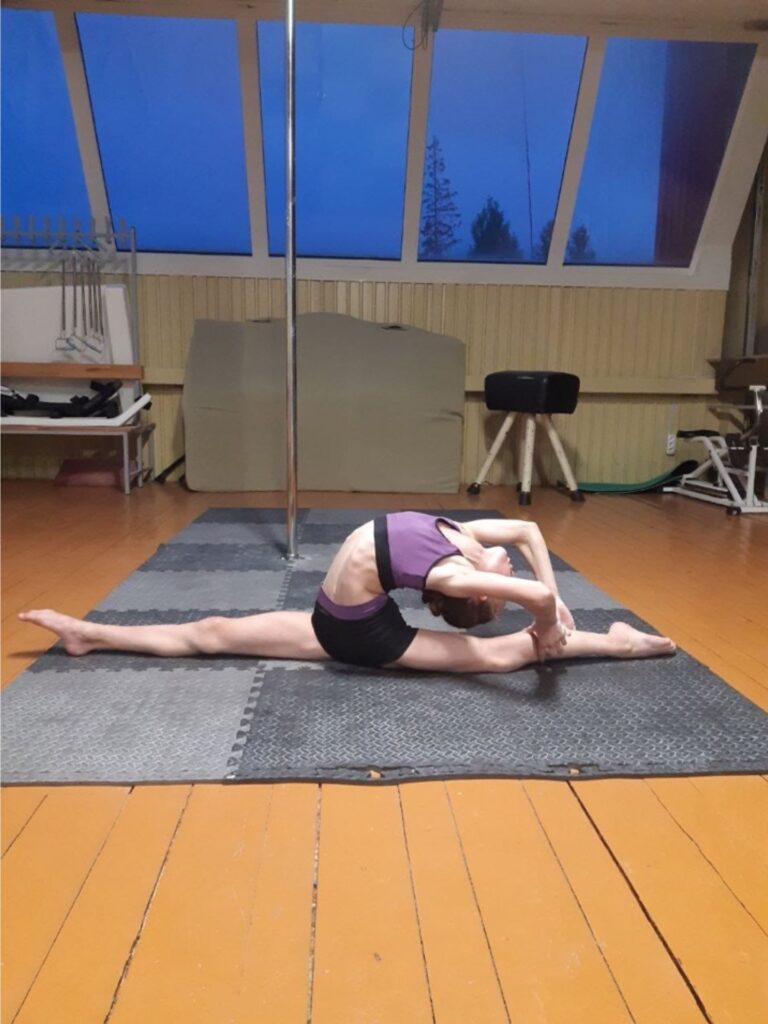 Lai Fokla sasniegtu tik augstus rezultātus starptautiskās un pasaules mēroga sacensībās, katru dienu garas stundas ir jātrenējas ne tikai pie stieņa, bet arī jāvingro.