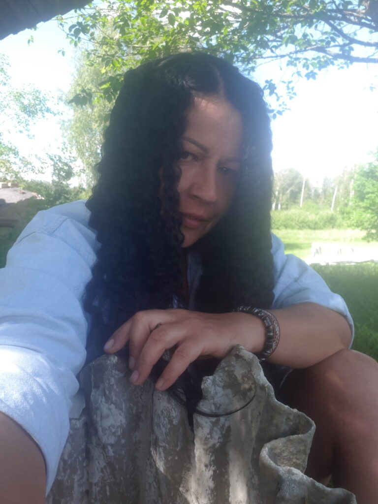 Trapenietes Santas Tomiņas izgatavotie priekšmeti no cementa priecē kā ciemiņus, tā arī daudzus citus, pie kuriem nonākuši viņas mākslinieciskie darbi.
Autors: Foto: No personīgā arhīva