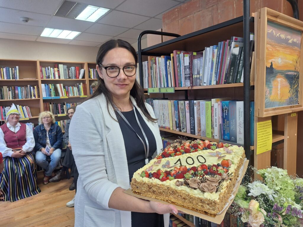 Reizē ar Vijciema svētkiem kopā ar draugiem un lasītājiem jubileju svinēja arī Vijciema bibliotēka – “Šogad bibliotēkai 100”. Attēlā Vijciema bibliotēkas vadītāja Ilona Motuka.