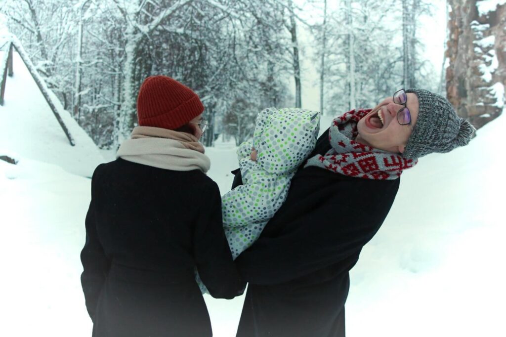 Helēna Elza un Emīls Cimdiņi ar atvasīti Teodoru ļaujas kopā būšanai – sirsnība, gaišas attiecības un brīvības sajūta, ko viņi bauda ik dienu, motivē sasniegt arvien jaunas ieceres, kuru ģimenei nebūt netrūkst.