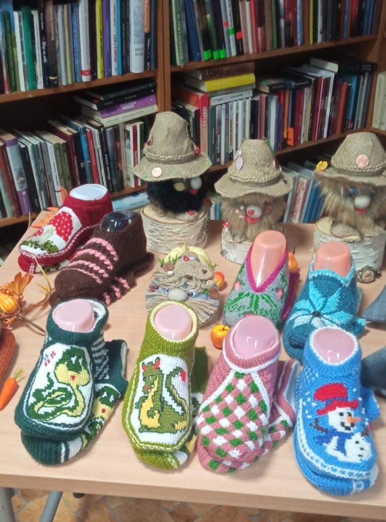 Kājām ir jābūt siltumā, jo īpaši ziemā. Drustēniete Daiga Pogule aizraujas ar rokdarbiem – ada arī šādas čībiņas ar dažādiem košiem elementiem un labprāt palīdz apgūt arī citiem, kā pašiem tādas uzadīt.

Autors: FOTO: NO PERSONĪGĀ ARHĪVA