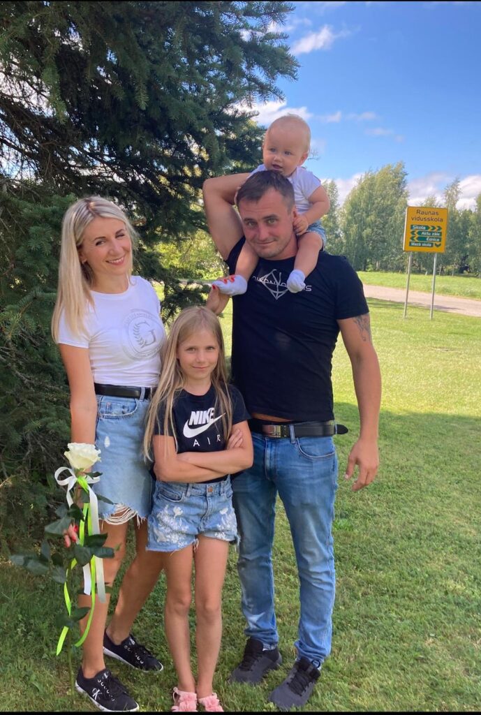 Līga un Dāvis Melderi klusībā cer, ka arī viņu atvasītes Olīvija un Lūkass vai abi kopā kādudien saimniekos laukos un turpinās ģimenes saimniecības tradīcijas.