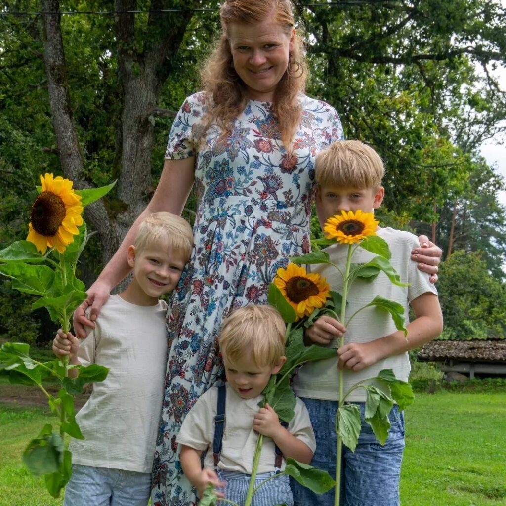 Lindai Muižniecei kā rīdziniecei Apes pusē šo gadu laikā ir bijis daudz atklājumu, viens no tiem – kapusvētku kultūra. Attēlā Linda ar dēliem – Justu, Kārli un Jēkabu – dienā, kad Apē bija kapusvētki.