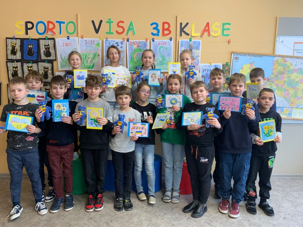 Valkas Jāņa Cimzes ģimnāzijas 3.a (no kreisās) un 3.b klases skolēni kopā ar ģimenēm sarūpējuši ziedojumus Ukrainas karavīriem. Kopā ar sarūpētajām paciņām uz Ukrainu ceļos arī īpaši sveicieni – darbiņi, ko bērni izgatavojuši savām rokām.