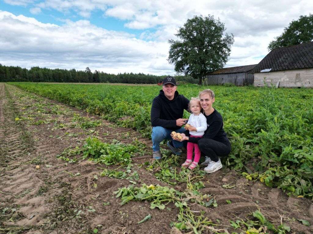 Zemnieku saimniecībā “Jaunievāni” jauno kartupeļu ražas novākšana rit jau vairākas nedēļas. Kā apgalvo Līga un Linards Mucenieki – arī viņu ģimenē uz galda šobrīd sezonas favorīti ir pašu audzētie un lolotie jaunie kartupelīši.