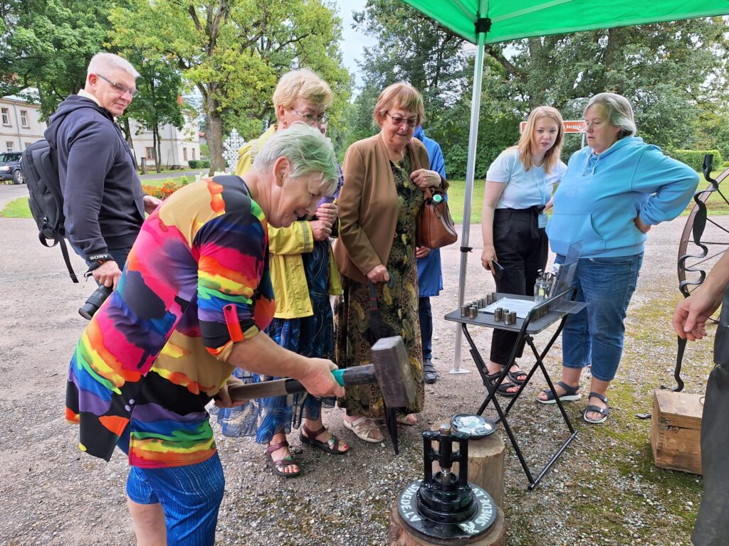 Savu laimes monētu izdevās izkalt arī vijciemietei Aldai Pundurei, kura bija viena no tām, kas pati aktīvi iesaistījās svētku gatavošanās pasākumos.