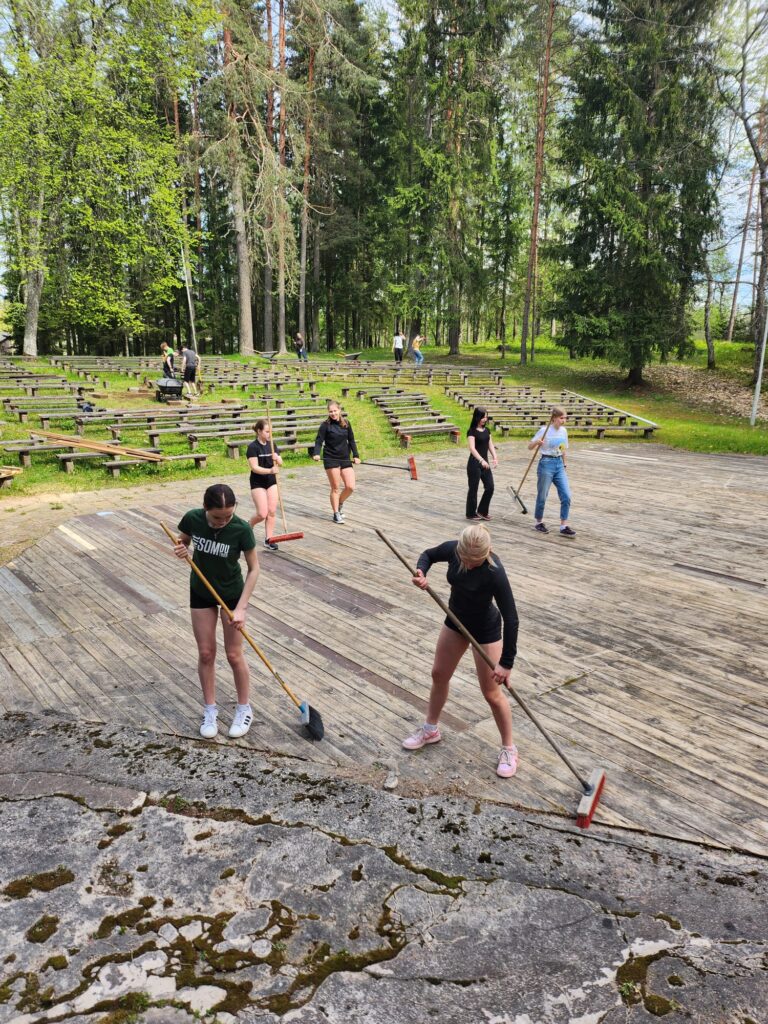 Estrādi skolas pasākumiem un mācību procesam izmanto arī skola. Attēlā estrādes labiekārtošanas darbi, kuros iesaistījās brīvprātīgie – vietējie iedzīvotāji. 
Autors: FOTO: NO PERSONĪGĀ ARHĪVA