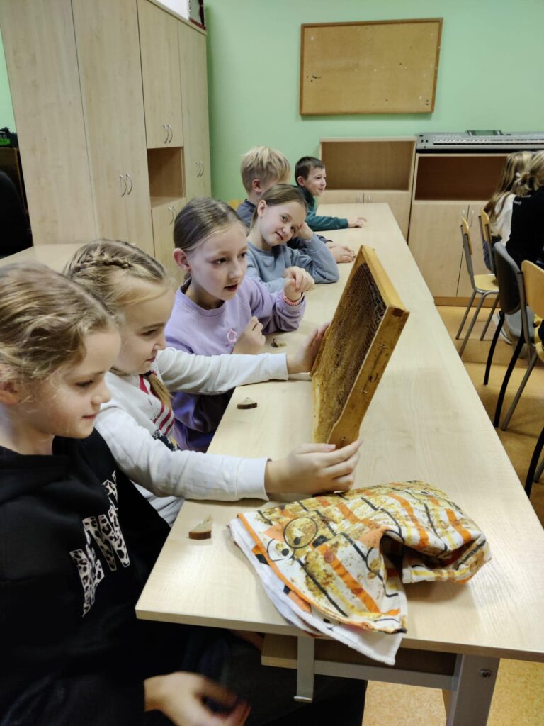 Bērniem ļoti patika gan aptaustīt biškopības inventāru, gan tas, ka biškope pacietīgi un izsmeļoši atbildēja uz visiem viņu jautājumiem.