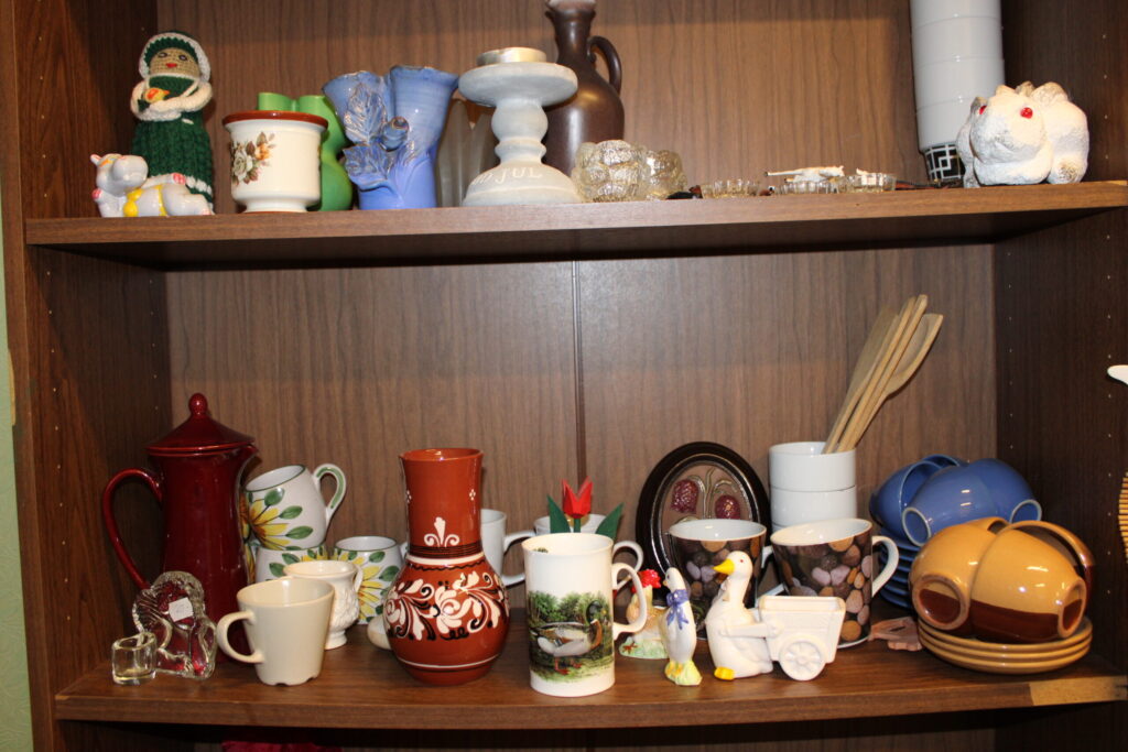 Apmeklētājiem ir interese ne tikai par apģērbu un mēbelēm, daudzi sadales punktā iegriežas, lai izvēlētos kaut ko no traukiem vai sīklietiņām.