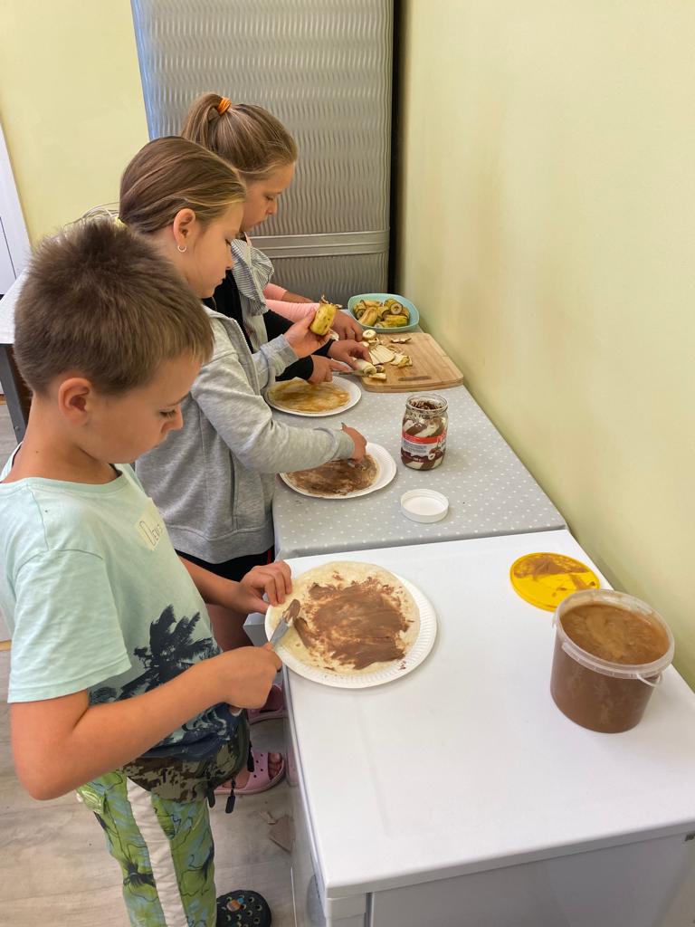 Šonedēļ radošajās darbnīcās bija ēst gatavošanas diena, bērni gatavoja kosmonautu brokastis – tortilju ar šokolādes krēmu, banānu, medu un zemesriekstu sviestu. Kosmonauti neēdot maizi, kosmosā esot grūti saslaucīt drupačas.