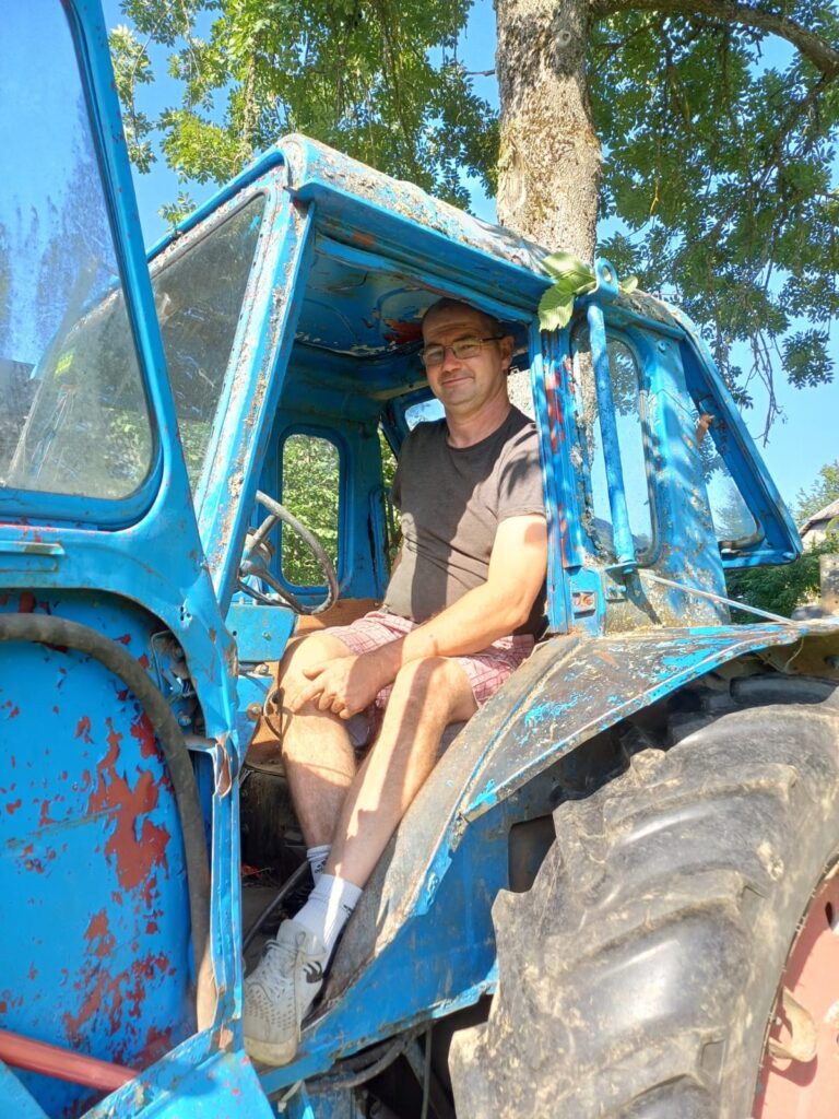 Talkas dienā Kaspars Gaismiņš uzņēmās traktorista pienākumus, pilnās kartupeļu kastes nogādājot no tīruma uzglabāšanas vietā.