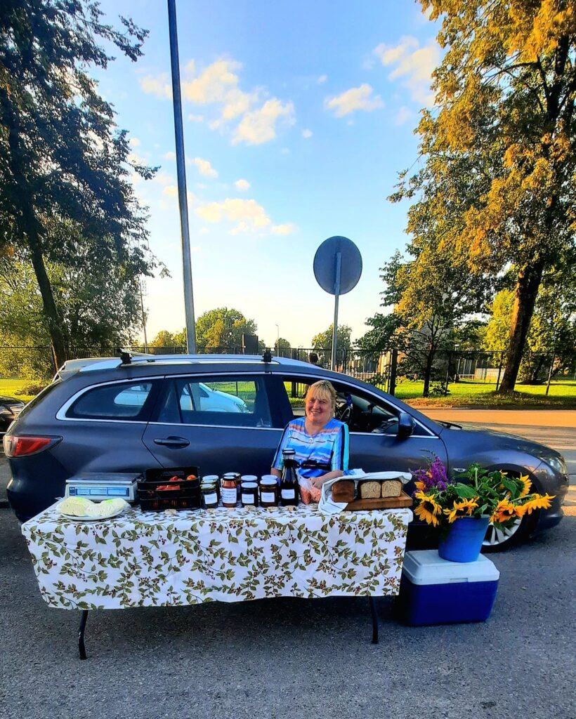 Iveta pēc profesijas ir grāmatvede, taču sirdī mājražotāja, kura cep maizi, kā arī labprāt aizraujas ar konservēšanu. To visu viņa piedāvā nobaudīt ikvienam interesentam.