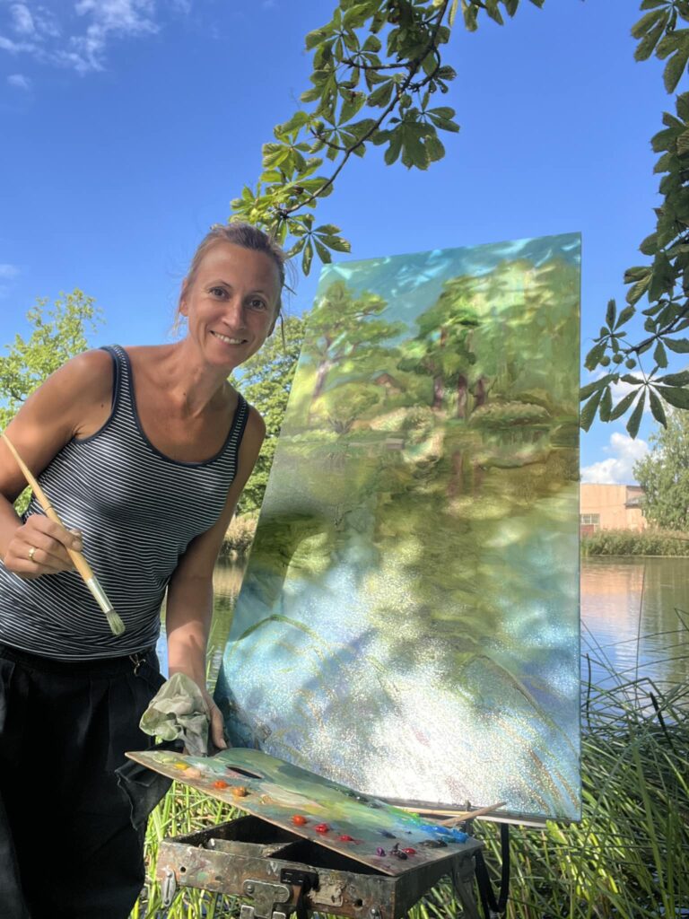 Laura ir mākslas terapeite, viņu aizrauj sabiedriskās aktivitātes un saista viss, kas notiek Raunā. Pērn viņa piedalījās plenērā, kura rezultātā tapa izstāde, kas atklāj Raunas vietējo mākslinieku talantu.
Autors: FOTO: NO PERSONĪGĀ ARHĪVA