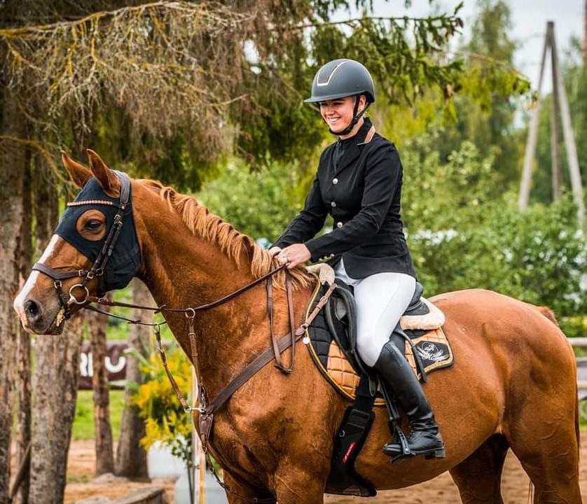 Jāšanas sportā ir daudz pozitīvu aspektu, un tā ir ne tikai labvēlīgā ietekmi uz cilvēka psiholoģisko stāvokli, šī aizraušanās lieliski trenē stāju, izturību, lokanību un līdzsvara sajūtu.