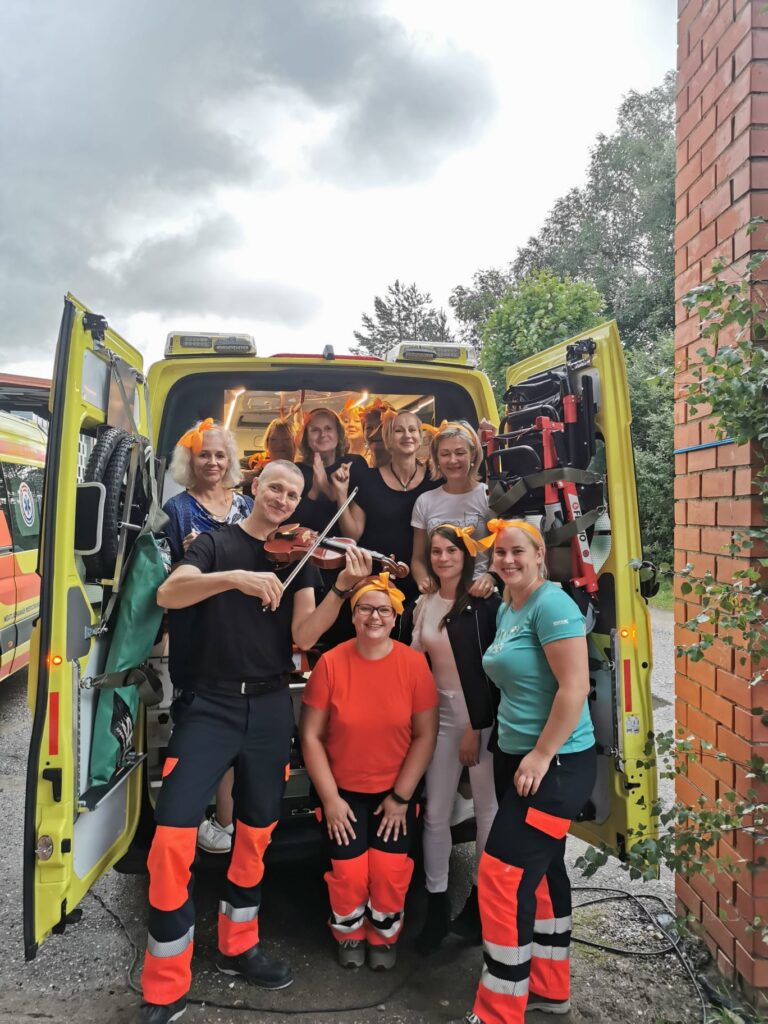 Ilze ir pateicīga, ka strādā tik saliedētā un atsaucīgā darba kolektīvā, kur viens otru uzmundrina, bet svētku reizēs sanāk kopā un labi pavada laiku.